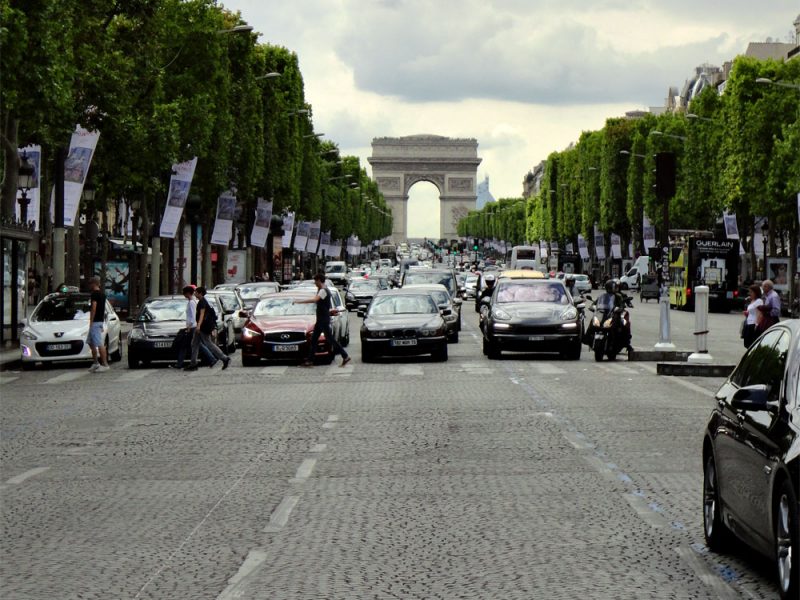 Autokolonnen vor dem Arc de Triomphe_©RosiKmitta