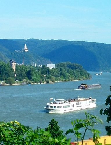 Schifffahrt-auf-dem-Rhein_©RosiKmitta