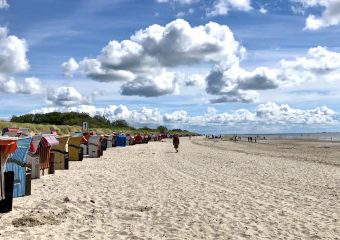 Tolles Panorama auf Föhr mit Wolken, Strand und Wattenmeer